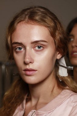 Milan, İtalya - 21 Eylül: Erika Cavallini göstermeden önce Milan kadın moda haftasında 21 Eylül 2017 sırasında Milano'da bir modeli sahne arkasında poz.