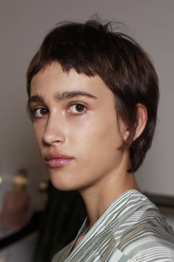 Milan, İtalya - 21 Eylül: Erika Cavallini göstermeden önce Milan kadın moda haftasında 21 Eylül 2017 sırasında Milano'da bir modeli sahne arkasında poz.