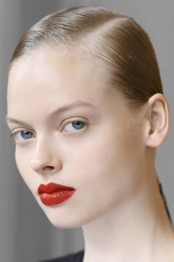 Milan, İtalya - 23 Eylül: Manken sahne arkasında Ermanno Scervino gösteri öncesinde, Milano, İtalya Milano moda hafta ilkbahar/yaz 2018 üzerinde 23 Eylül 2017 sırasında görülür.