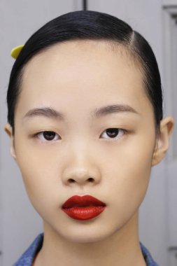 Milan, İtalya - 23 Eylül: Manken sahne arkasında Ermanno Scervino gösteri öncesinde, Milano, İtalya Milano moda hafta ilkbahar/yaz 2018 üzerinde 23 Eylül 2017 sırasında görülür.