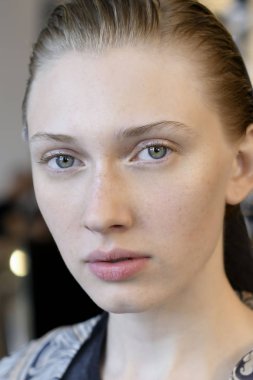 Milan, İtalya - 23 Eylül: Manken sahne arkasında Etro gösteri öncesinde, Milano, İtalya Milano moda hafta ilkbahar/yaz 2017 üzerinde 23 Eylül 2016 sırasında görülür.