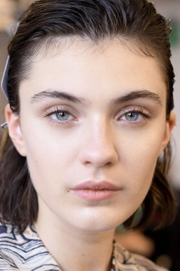 Milan, İtalya - 23 Eylül: Manken sahne arkasında Etro gösteri öncesinde, Milano, İtalya Milano moda hafta ilkbahar/yaz 2017 üzerinde 23 Eylül 2016 sırasında görülür.