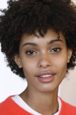 Milan, İtalya - 23 Eylül: Manken sahne arkasında Etro gösteri öncesinde, Milano, İtalya Milano moda hafta ilkbahar/yaz 2017 üzerinde 23 Eylül 2016 sırasında görülür.