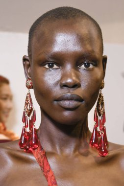 Milan, İtalya - 23 Eylül: Manken sahne arkasında Etro gösteri öncesinde, Milano, İtalya Milano moda hafta ilkbahar/yaz 2017 üzerinde 23 Eylül 2016 sırasında görülür.