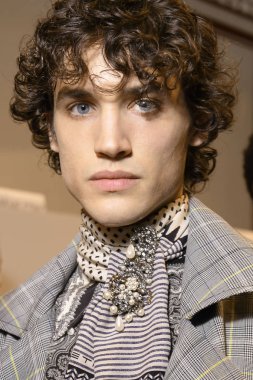 Milan, İtalya - 23 Eylül: Manken sahne arkasında Etro gösteri öncesinde, Milano, İtalya Milano moda hafta ilkbahar/yaz 2017 üzerinde 23 Eylül 2016 sırasında görülür.