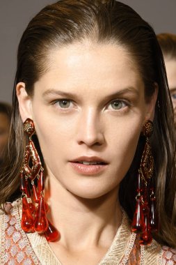 Milan, İtalya - 23 Eylül: Manken sahne arkasında Etro gösteri öncesinde, Milano, İtalya Milano moda hafta ilkbahar/yaz 2017 üzerinde 23 Eylül 2016 sırasında görülür.