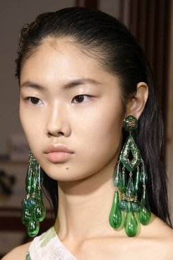 Milan, İtalya - 23 Eylül: Manken sahne arkasında Etro gösteri öncesinde, Milano, İtalya Milano moda hafta ilkbahar/yaz 2017 üzerinde 23 Eylül 2016 sırasında görülür.