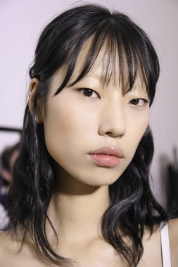 Milan, İtalya - 20 Eylül: Manken sahne arkasında Fausto Puglisi gösteri öncesinde, Milano, İtalya Milano moda hafta ilkbahar/yaz 2017 üzerinde 20 Eylül 2016 sırasında görülür.