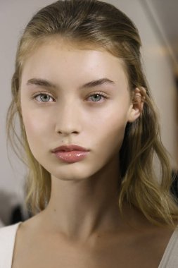 Milan, İtalya - 20 Eylül: Manken sahne arkasında Fausto Puglisi gösteri öncesinde, Milano, İtalya Milano moda hafta ilkbahar/yaz 2017 üzerinde 20 Eylül 2016 sırasında görülür.