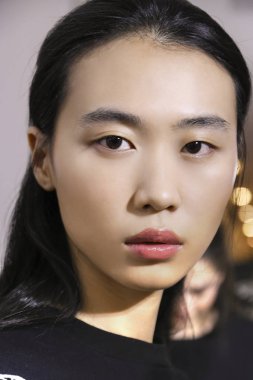 Milan, İtalya - 20 Eylül: Manken sahne arkasında Fausto Puglisi gösteri öncesinde, Milano, İtalya Milano moda hafta ilkbahar/yaz 2017 üzerinde 20 Eylül 2016 sırasında görülür.