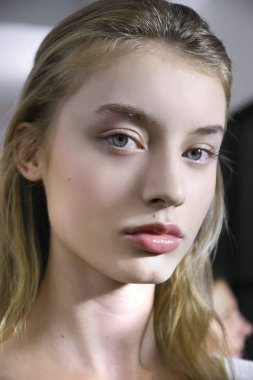 Milan, İtalya - 20 Eylül: Manken sahne arkasında Fausto Puglisi gösteri öncesinde, Milano, İtalya Milano moda hafta ilkbahar/yaz 2017 üzerinde 20 Eylül 2016 sırasında görülür.