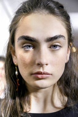 Milan, İtalya - 20 Eylül: Manken sahne arkasında Fausto Puglisi gösteri öncesinde, Milano, İtalya Milano moda hafta ilkbahar/yaz 2017 üzerinde 20 Eylül 2016 sırasında görülür.