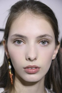 Milan, İtalya - 20 Eylül: Manken sahne arkasında Fausto Puglisi gösteri öncesinde, Milano, İtalya Milano moda hafta ilkbahar/yaz 2017 üzerinde 20 Eylül 2016 sırasında görülür.