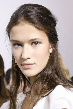 Milan, İtalya - 20 Eylül: Manken sahne arkasında Fausto Puglisi gösteri öncesinde, Milano, İtalya Milano moda hafta ilkbahar/yaz 2017 üzerinde 20 Eylül 2016 sırasında görülür.