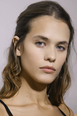 Milan, İtalya - 20 Eylül: Manken sahne arkasında Fausto Puglisi gösteri öncesinde, Milano, İtalya Milano moda hafta ilkbahar/yaz 2017 üzerinde 20 Eylül 2016 sırasında görülür.