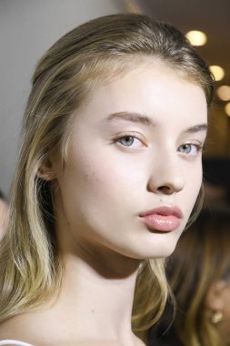 Milan, İtalya - 20 Eylül: Manken sahne arkasında Fausto Puglisi gösteri öncesinde, Milano, İtalya Milano moda hafta ilkbahar/yaz 2017 üzerinde 20 Eylül 2016 sırasında görülür.