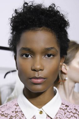 Milan, İtalya - 20 Eylül: Manken sahne arkasında Fausto Puglisi gösteri öncesinde, Milano, İtalya Milano moda hafta ilkbahar/yaz 2017 üzerinde 20 Eylül 2016 sırasında görülür.