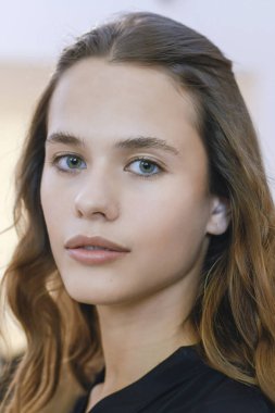 Milan, İtalya - 20 Eylül: Manken sahne arkasında Fausto Puglisi gösteri öncesinde, Milano, İtalya Milano moda hafta ilkbahar/yaz 2017 üzerinde 20 Eylül 2016 sırasında görülür.