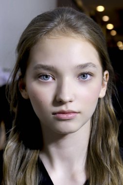 Milan, İtalya - 20 Eylül: Manken sahne arkasında Fausto Puglisi gösteri öncesinde, Milano, İtalya Milano moda hafta ilkbahar/yaz 2017 üzerinde 20 Eylül 2016 sırasında görülür.
