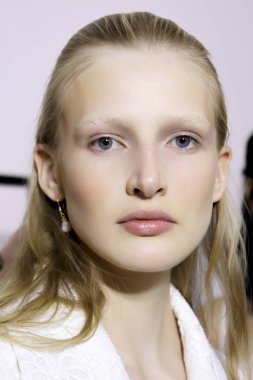 Milan, İtalya - 20 Eylül: Manken sahne arkasında Fausto Puglisi gösteri öncesinde, Milano, İtalya Milano moda hafta ilkbahar/yaz 2017 üzerinde 20 Eylül 2016 sırasında görülür.