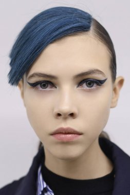 Milan, İtalya - 21 Eylül: Manken sahne arkasında Fendi gösteri öncesinde, Milano, İtalya Milano moda hafta ilkbahar/yaz 2018on 21 Eylül 2017 sırasında görülür.