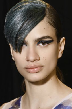 Milan, İtalya - 21 Eylül: Manken sahne arkasında Fendi gösteri öncesinde, Milano, İtalya Milano moda hafta ilkbahar/yaz 2018on 21 Eylül 2017 sırasında görülür.