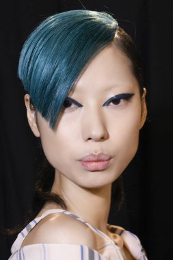 Milan, İtalya - 21 Eylül: Manken sahne arkasında Fendi gösteri öncesinde, Milano, İtalya Milano moda hafta ilkbahar/yaz 2018on 21 Eylül 2017 sırasında görülür.