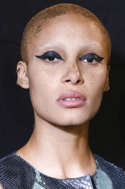 Milan, İtalya - 21 Eylül: Manken sahne arkasında Fendi gösteri öncesinde, Milano, İtalya Milano moda hafta ilkbahar/yaz 2018on 21 Eylül 2017 sırasında görülür.