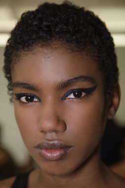 Milan, İtalya - 21 Eylül: Manken sahne arkasında Fendi gösteri öncesinde, Milano, İtalya Milano moda hafta ilkbahar/yaz 2018on 21 Eylül 2017 sırasında görülür.