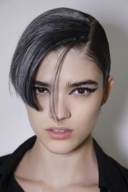 Milan, İtalya - 21 Eylül: Manken sahne arkasında Fendi gösteri öncesinde, Milano, İtalya Milano moda hafta ilkbahar/yaz 2018on 21 Eylül 2017 sırasında görülür.