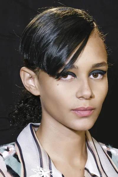 Mailand Italien September Ein Model Wird Backstage Vor Der Fendi — Stockfoto