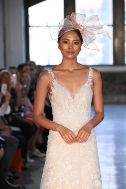 New York, Ny - 14 Nisan: pist Watters bahar 2019 gelin moda sırasında göstermek 14 Nisan 2018 New York'ta bir modeli yürür.. 