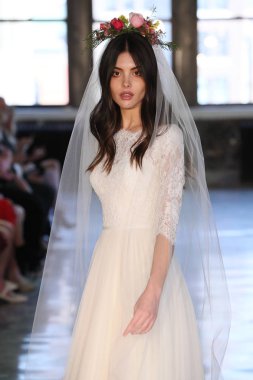 New York, Ny - 14 Nisan: pist Watters bahar 2019 gelin moda sırasında göstermek 14 Nisan 2018 New York'ta bir modeli yürür.. 