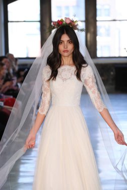 New York, Ny - 14 Nisan: pist Watters bahar 2019 gelin moda sırasında göstermek 14 Nisan 2018 New York'ta bir modeli yürür.. 