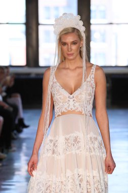New York, Ny - 14 Nisan: pist Watters bahar 2019 gelin moda sırasında göstermek 14 Nisan 2018 New York'ta bir modeli yürür.. 