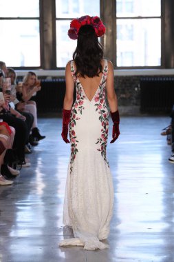 New York, Ny - 14 Nisan: pist Watters bahar 2019 gelin moda sırasında göstermek 14 Nisan 2018 New York'ta bir modeli yürür.. 