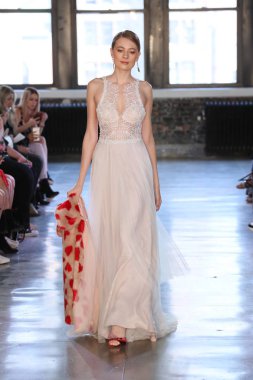 New York, Ny - 14 Nisan: pist Watters bahar 2019 gelin moda sırasında göstermek 14 Nisan 2018 New York'ta bir modeli yürür.. 