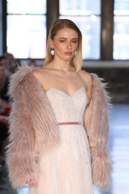 New York, Ny - 14 Nisan: pist Watters bahar 2019 gelin moda sırasında göstermek 14 Nisan 2018 New York'ta bir modeli yürür.. 