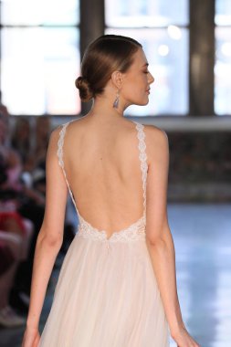 New York, Ny - 14 Nisan: pist Watters bahar 2019 gelin moda sırasında göstermek 14 Nisan 2018 New York'ta bir modeli yürür.. 