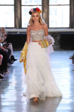 New York, Ny - 14 Nisan: pist Watters bahar 2019 gelin moda sırasında göstermek 14 Nisan 2018 New York'ta bir modeli yürür.. 