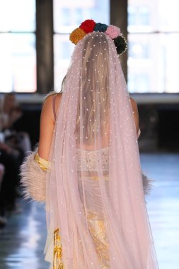 New York, Ny - 14 Nisan: pist Watters bahar 2019 gelin moda sırasında göstermek 14 Nisan 2018 New York'ta bir modeli yürür.. 