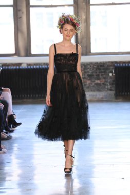 New York, Ny - 14 Nisan: pist Watters bahar 2019 gelin moda sırasında göstermek 14 Nisan 2018 New York'ta bir modeli yürür.. 