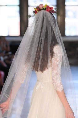 New York, Ny - 14 Nisan: pist Watters bahar 2019 gelin moda sırasında göstermek 14 Nisan 2018 New York'ta bir modeli yürür.. 