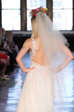 New York, Ny - 14 Nisan: pist Watters bahar 2019 gelin moda sırasında göstermek 14 Nisan 2018 New York'ta bir modeli yürür.. 