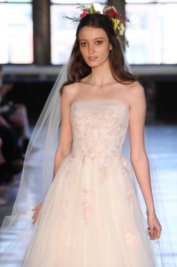 New York, Ny - 14 Nisan: pist Watters bahar 2019 gelin moda sırasında göstermek 14 Nisan 2018 New York'ta bir modeli yürür.. 