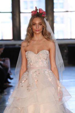 New York, Ny - 14 Nisan: pist Watters bahar 2019 gelin moda sırasında göstermek 14 Nisan 2018 New York'ta bir modeli yürür.. 