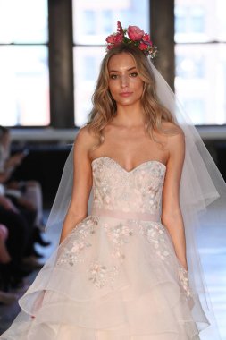 New York, Ny - 14 Nisan: pist Watters bahar 2019 gelin moda sırasında göstermek 14 Nisan 2018 New York'ta bir modeli yürür.. 
