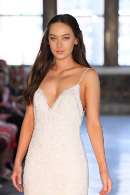 New York, Ny - 14 Nisan: pist Watters bahar 2019 gelin moda sırasında göstermek 14 Nisan 2018 New York'ta bir modeli yürür.. 