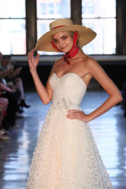 New York, Ny - 14 Nisan: pist Watters bahar 2019 gelin moda sırasında göstermek 14 Nisan 2018 New York'ta bir modeli yürür.. 
