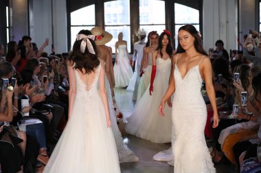 New York, Ny - 14 Nisan: Modelleri yürüyüş pist finale New York'ta üzerinde 14 Nisan 2018 Watters bahar 2019 gelin moda gösterisi sırasında. 